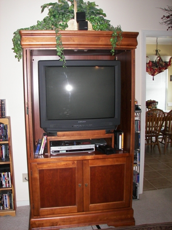 Old Entertainment center with 32